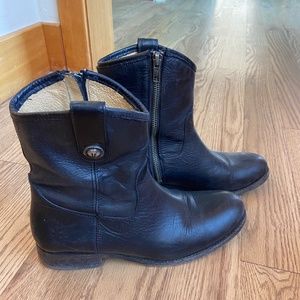 Frye W low boots